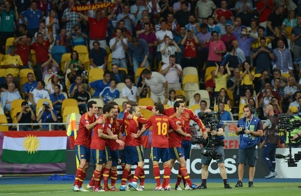 Tây Ban Nha ăn mừng bàn thắng mở tỷ số.